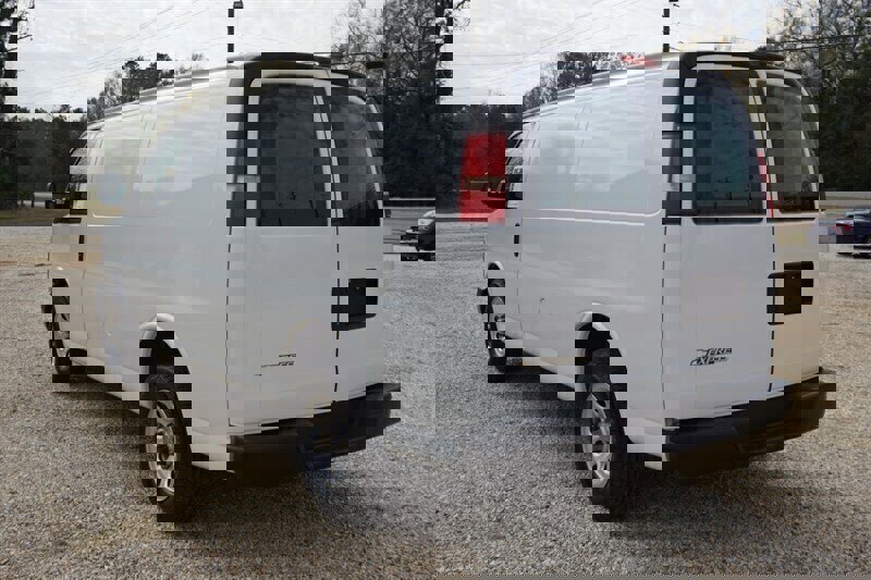 Used 2010 Chevrolet Express 1500 image 9