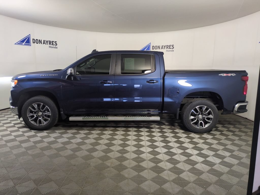 Used 2022 Chevrolet Silverado 1500 LT AWD/4WD image 2