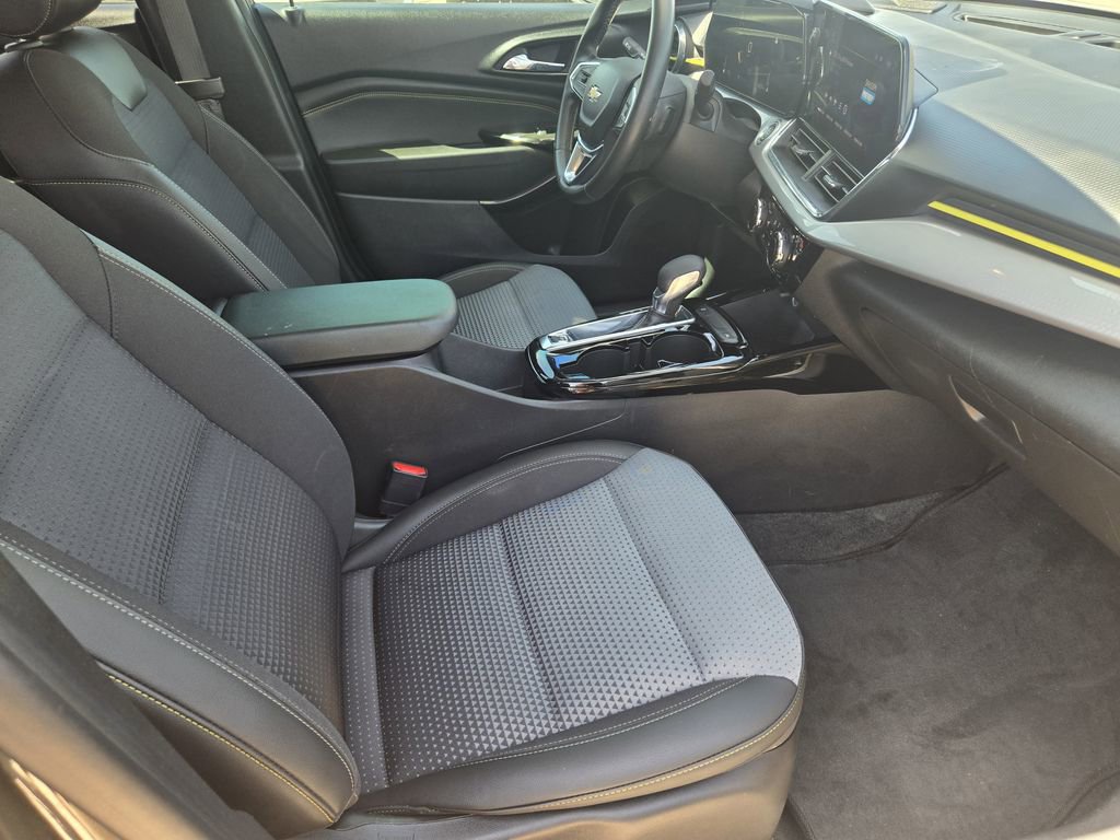 Used 2024 Chevrolet Trax LT w/ Driver Confidence Package FWD image 12