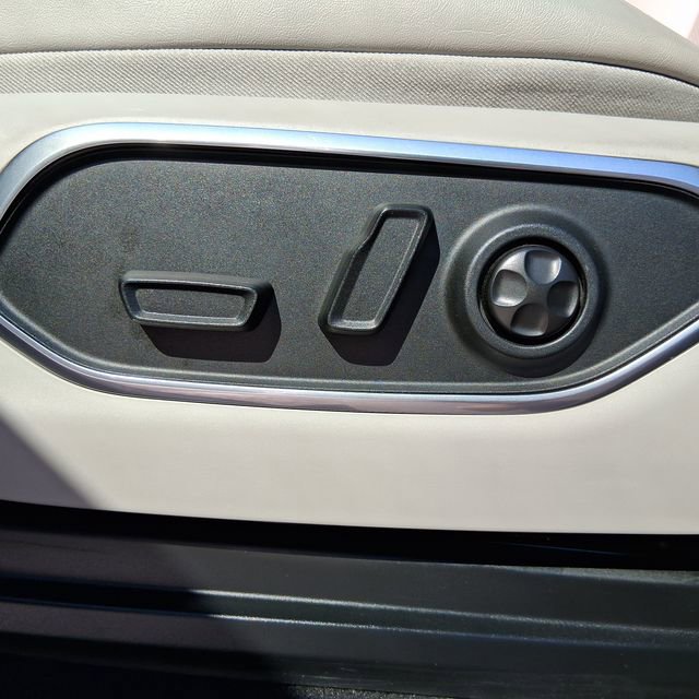 Used 2024 Jeep Wagoneer L Series III w/ Flexible Seating Group image 13