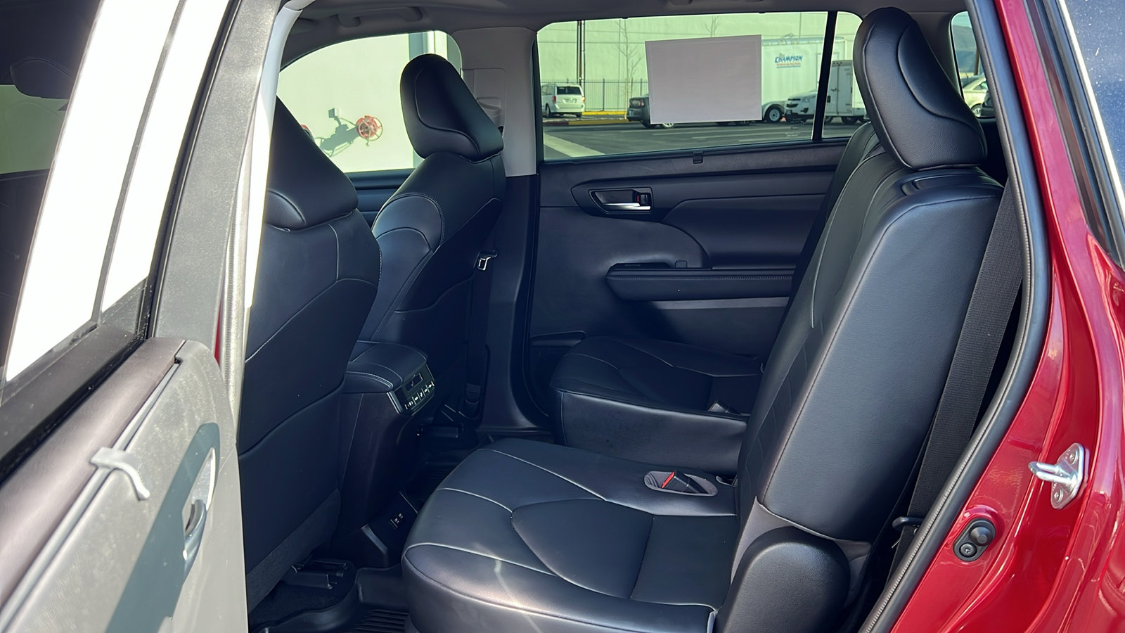 Used 2020 Toyota Highlander XLE image 13