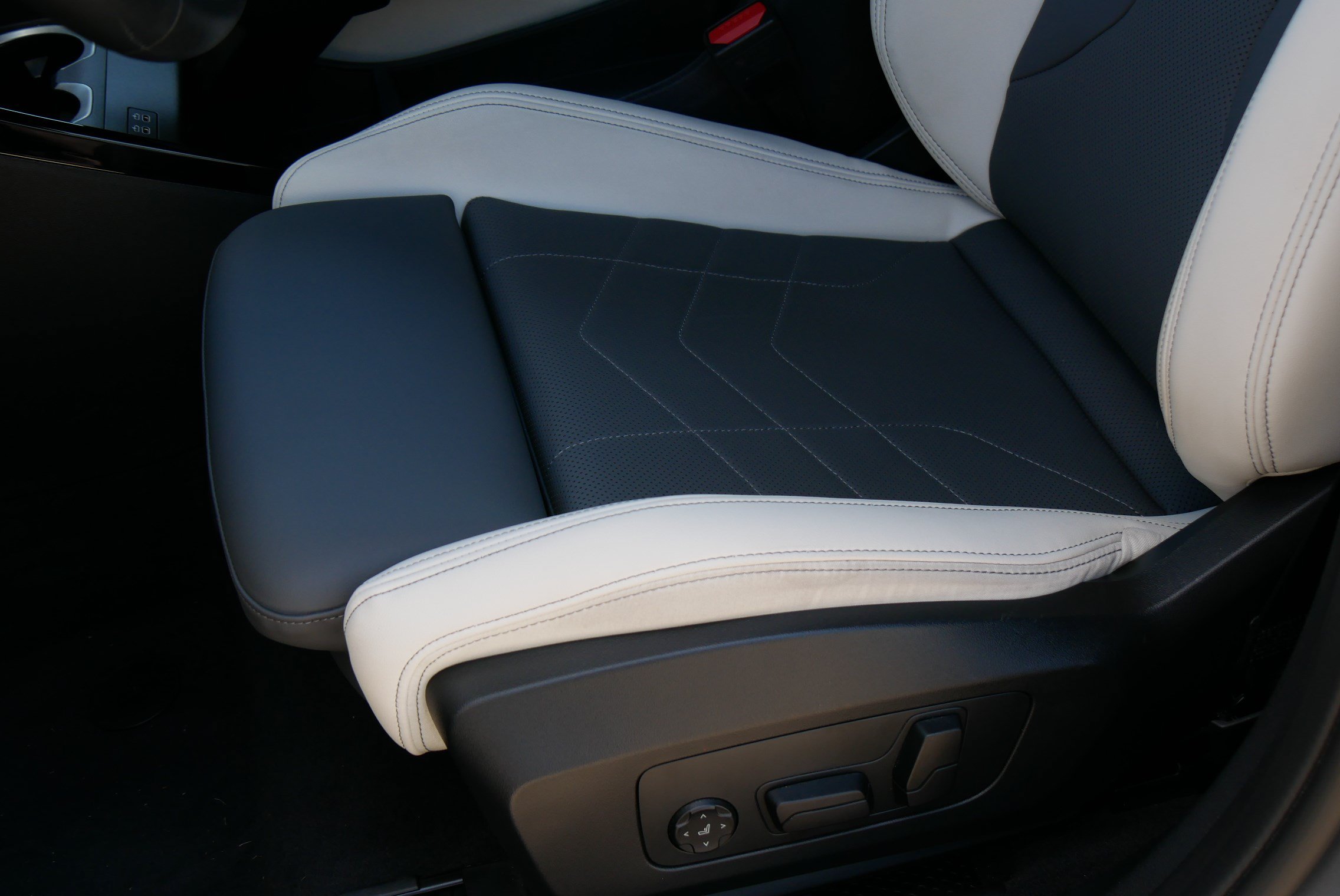 Certified 2026 BMW X2 xDrive28i AWD/4WD image 25