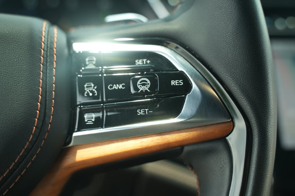 Used 2023 Jeep Grand Cherokee Summit AWD/4WD image 35