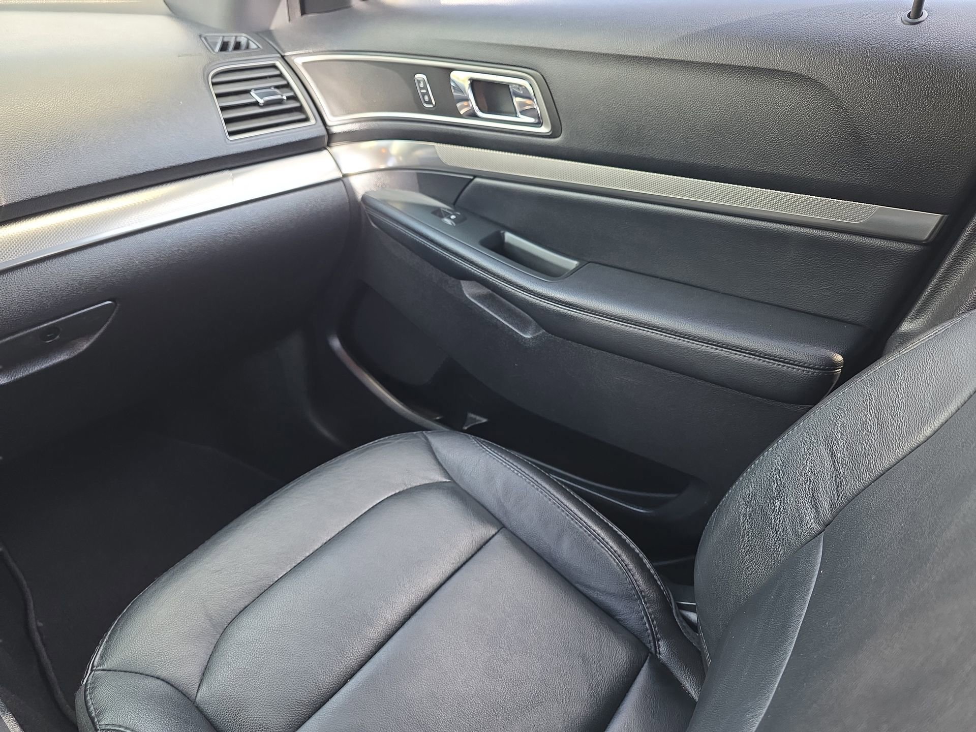 Certified 2018 Ford Explorer XLT w/ Equipment Group 202A image 40