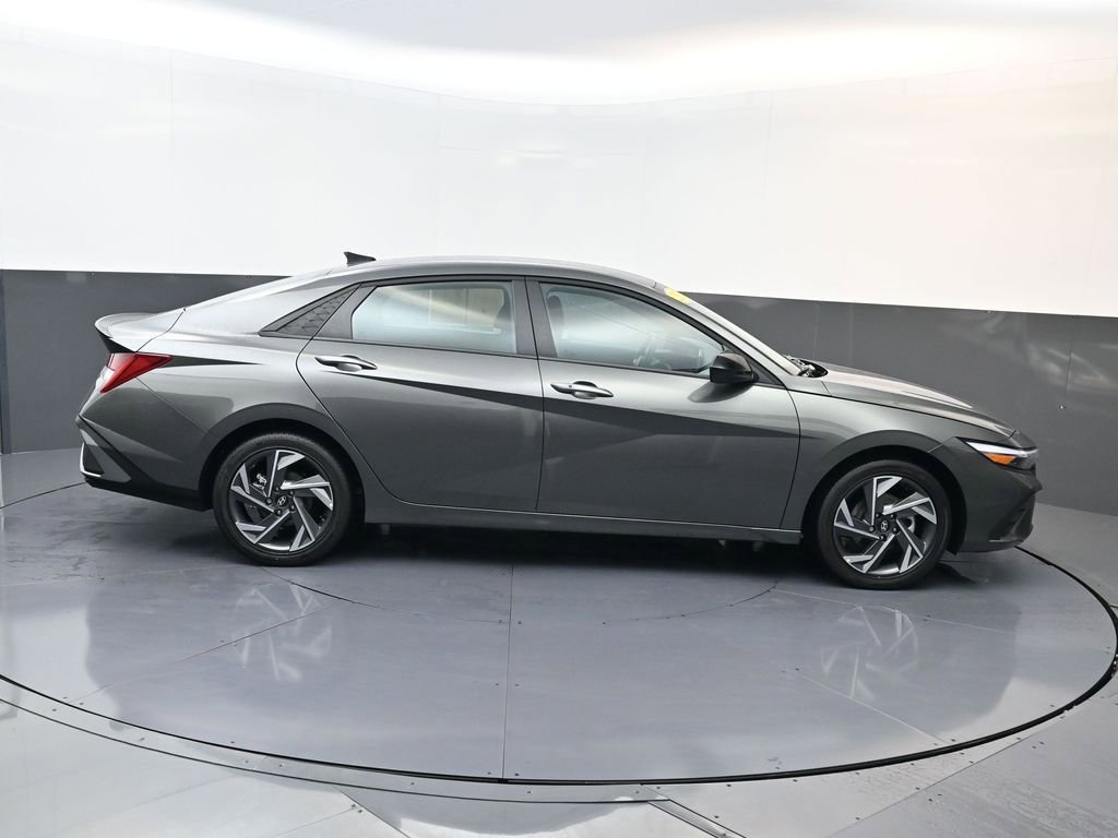 Certified 2025 Hyundai Elantra SEL image 3