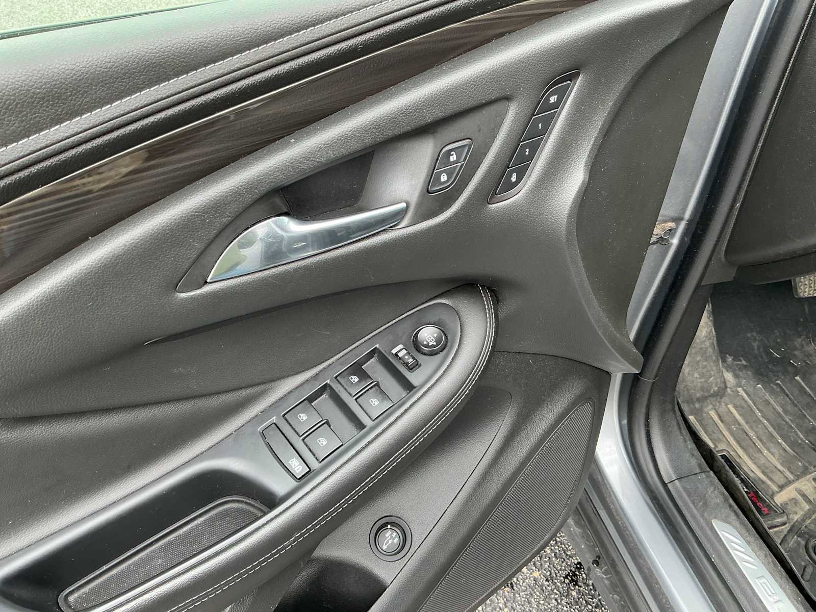 Used 2020 Buick Envision Essence w/ Experience Buick Package FWD image 21