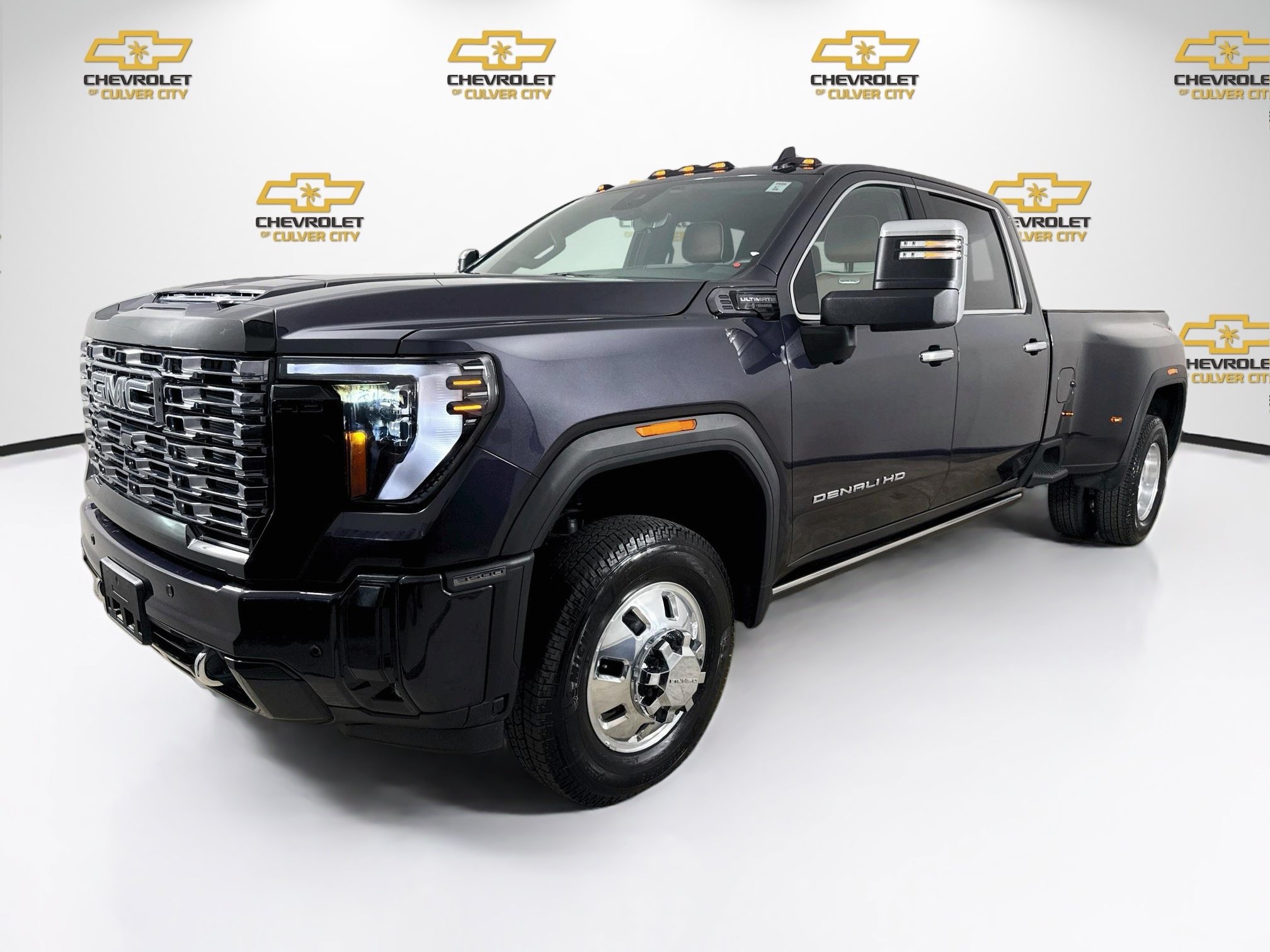 Used 2025 GMC Sierra 3500 Denali Ultimate AWD/4WD image 3