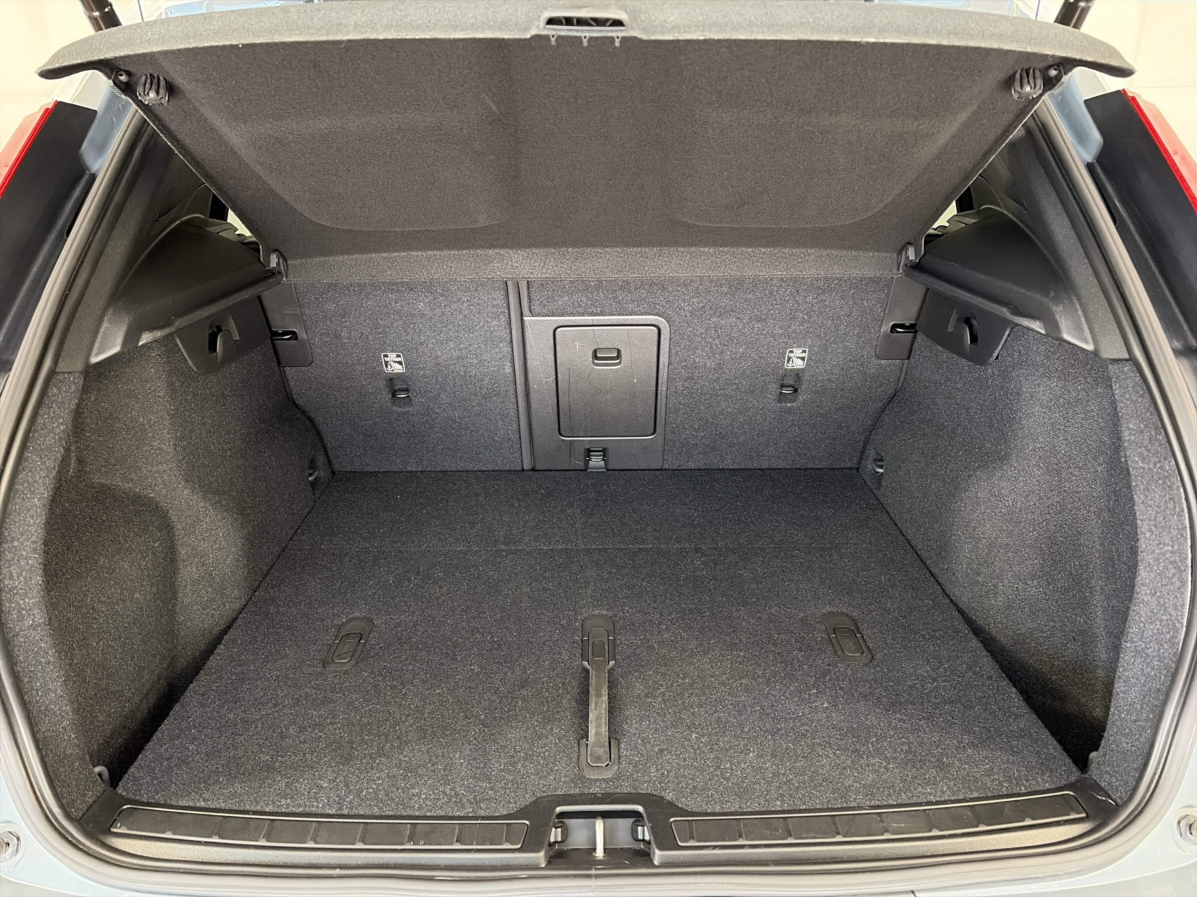 Used 2021 Volvo XC40 T5 Momentum w/ Premium Package image 30