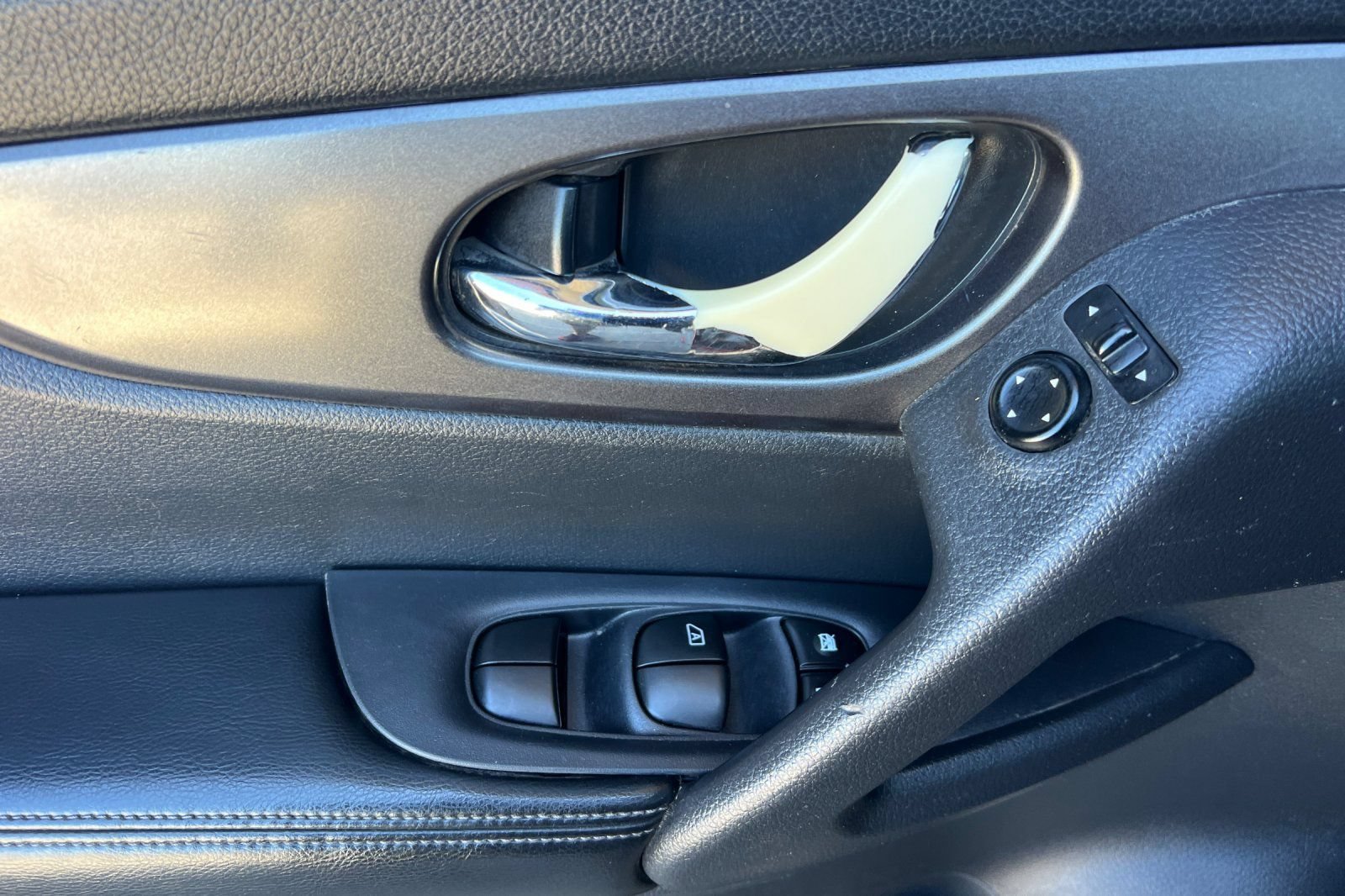 Used 2015 Nissan Rogue SV AWD/4WD image 11
