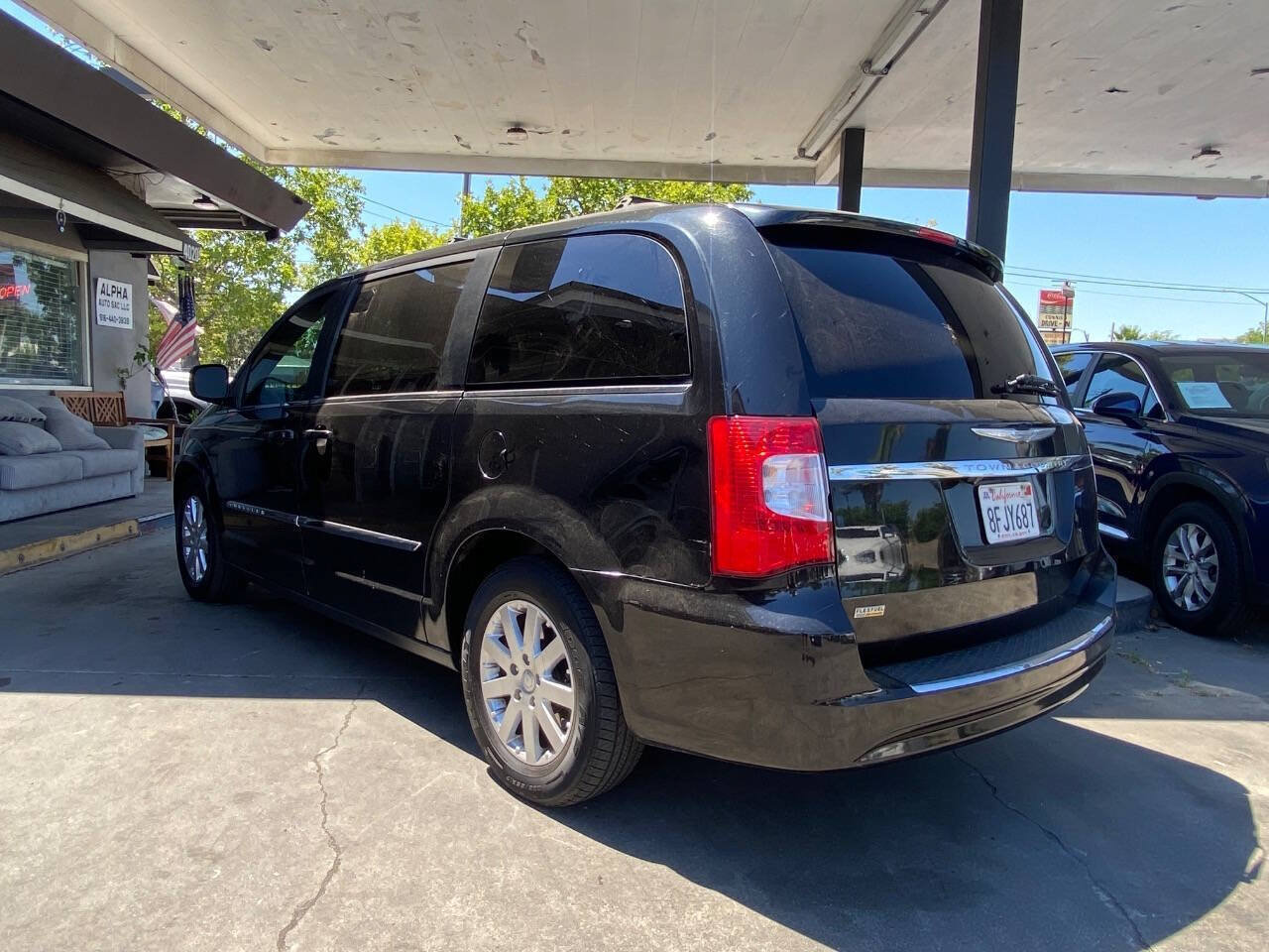 Used 2014 Chrysler Town & Country Touring FWD image 6