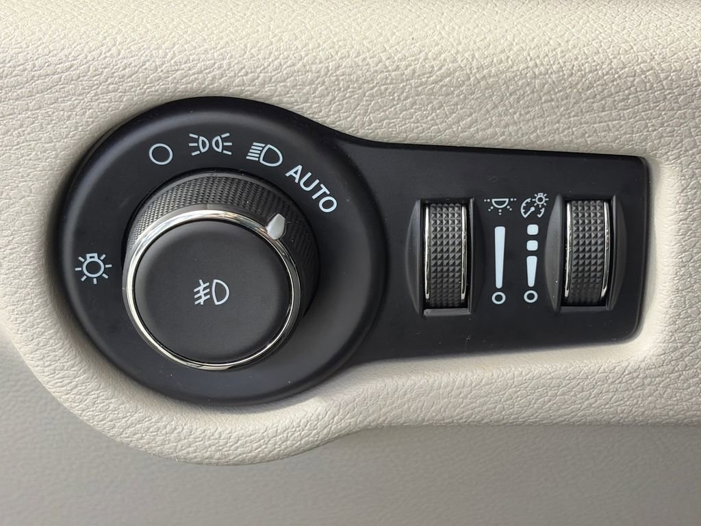 Used 2023 Chrysler Pacifica Touring-L FWD image 23