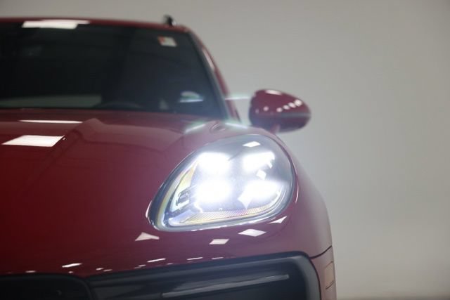 Used 2025 Porsche Macan AWD/4WD image 3