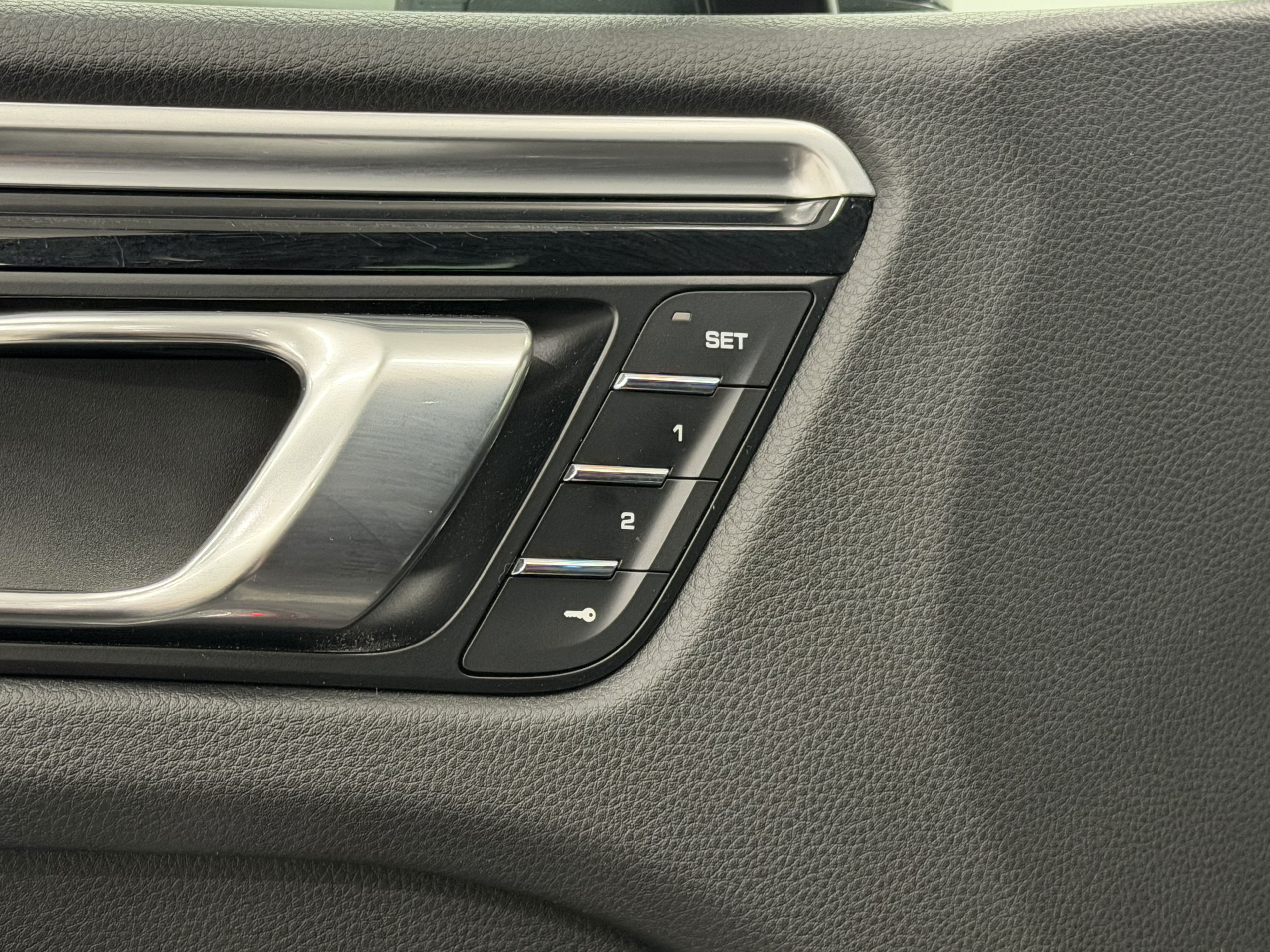 Certified 2018 Porsche Macan AWD/4WD image 29