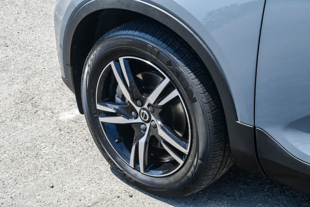 Used 2023 Volvo XC40 B5 Plus AWD/4WD image 10