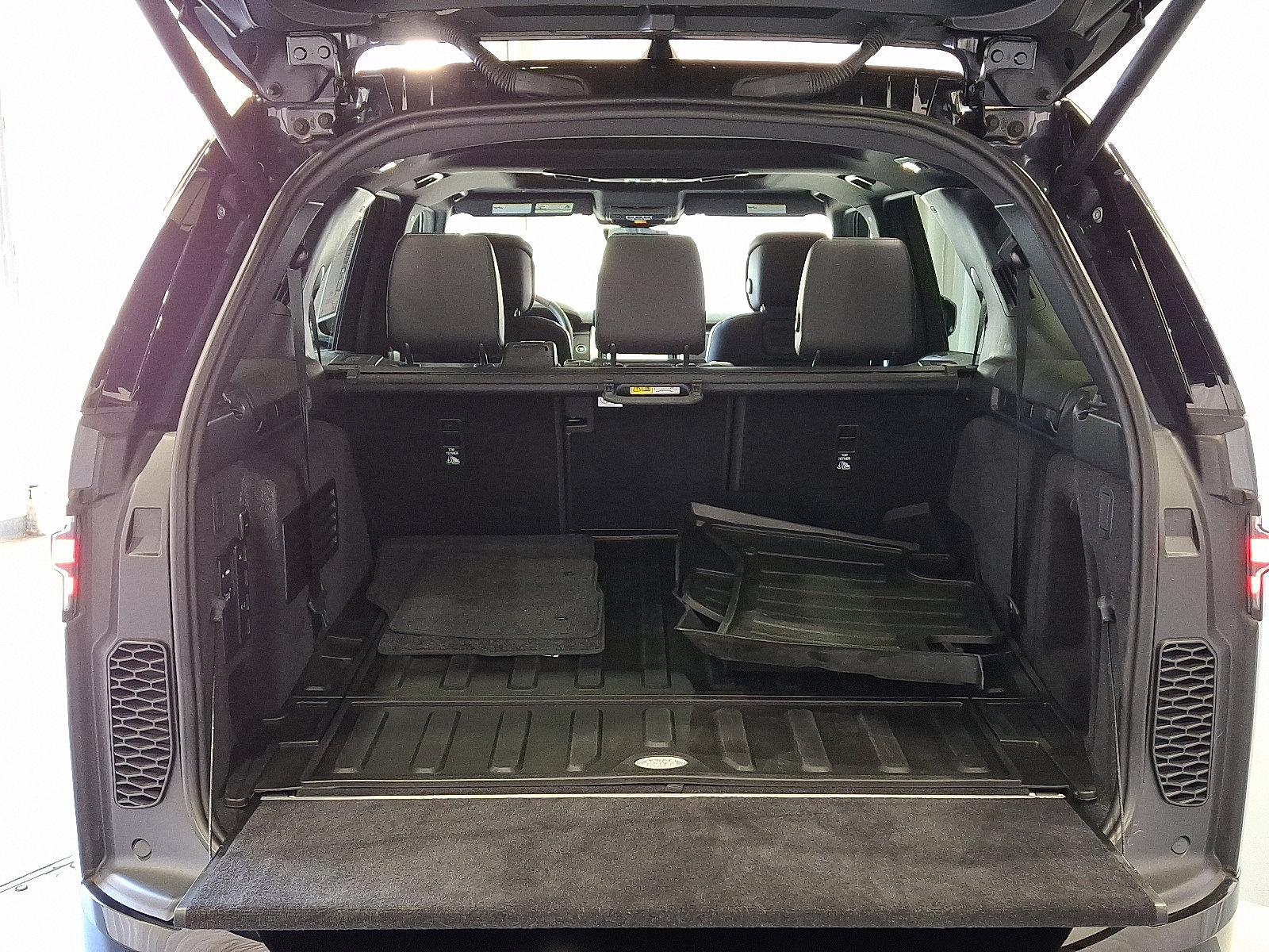 Certified 2025 Land Rover Discovery Dynamic SE image 28