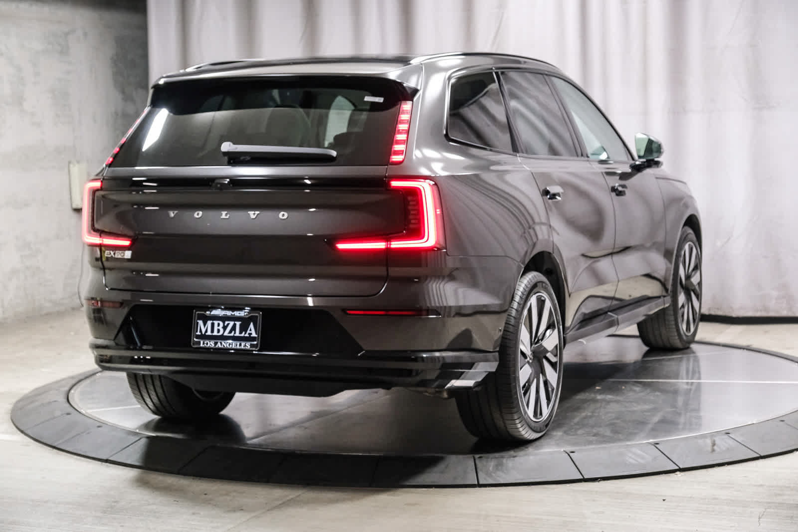Used 2025 Volvo EX90 Ultra w/ Protection Package Premier AWD/4WD image 4