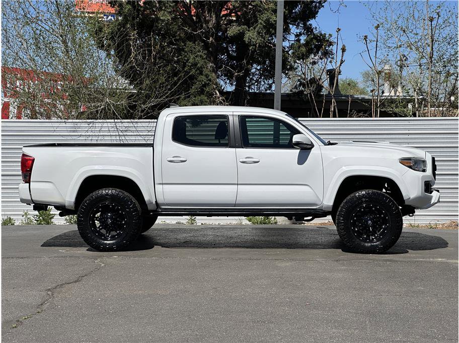 Used 2017 Toyota Tacoma TRD Sport w/ Tow Package (A/T) image 5