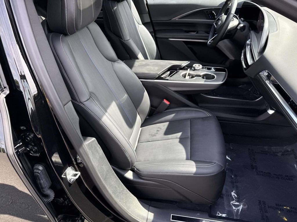 Used 2025 Cadillac Lyriq Luxury w/ LPO, Floor Liner Package AWD/4WD image 7