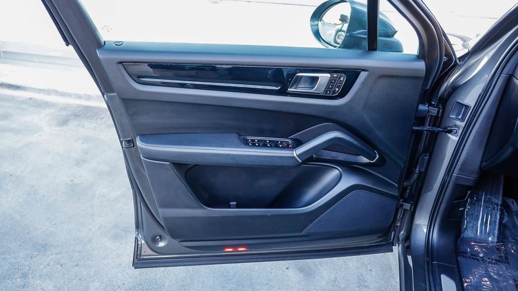 Used 2023 Porsche Cayenne Platinum Edition image 22