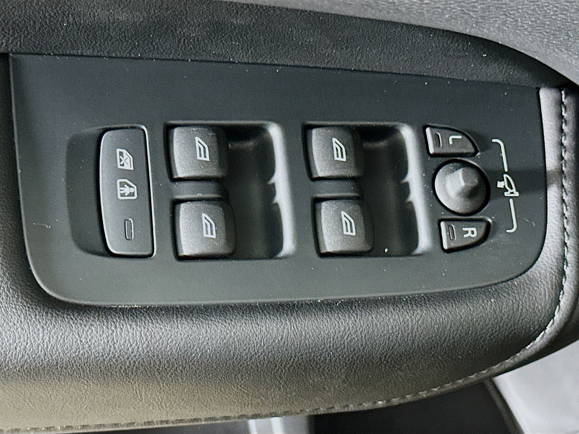 Used 2025 Volvo XC60 B5 Plus image 15