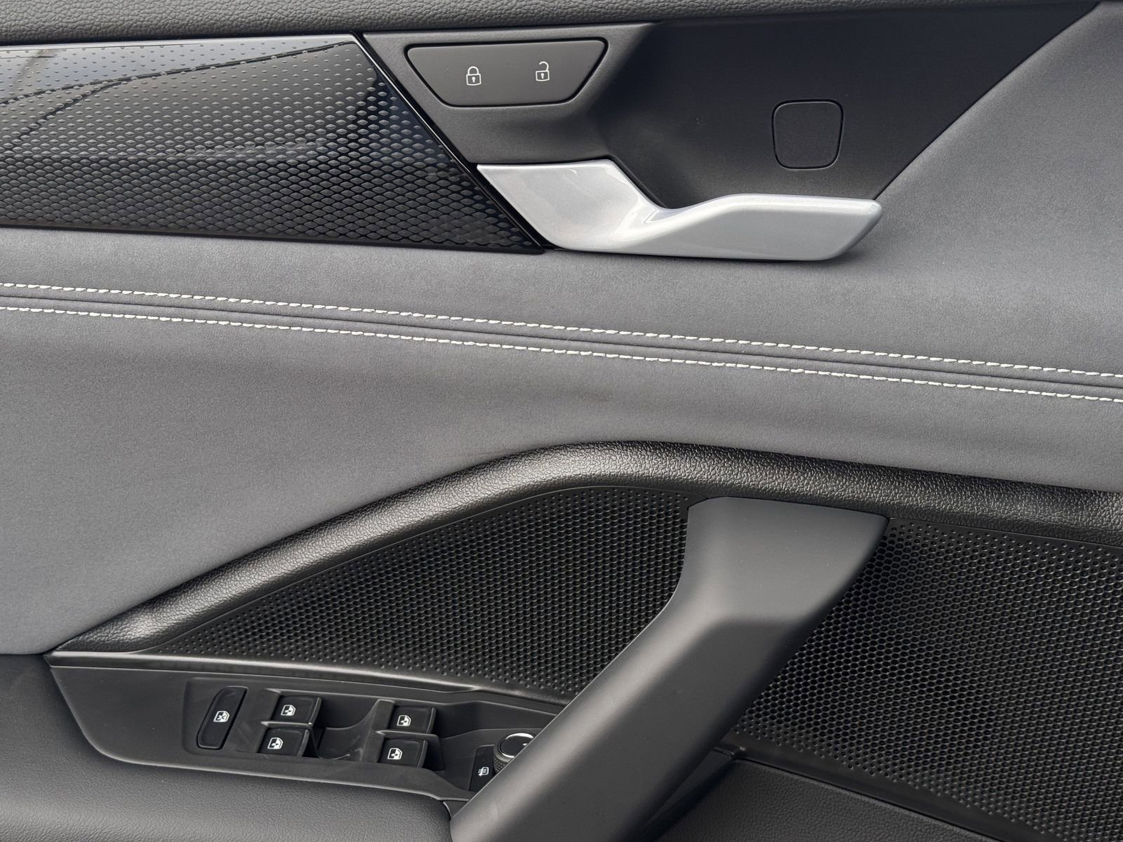 New 2026 Volkswagen Tiguan SE R-Line image 23