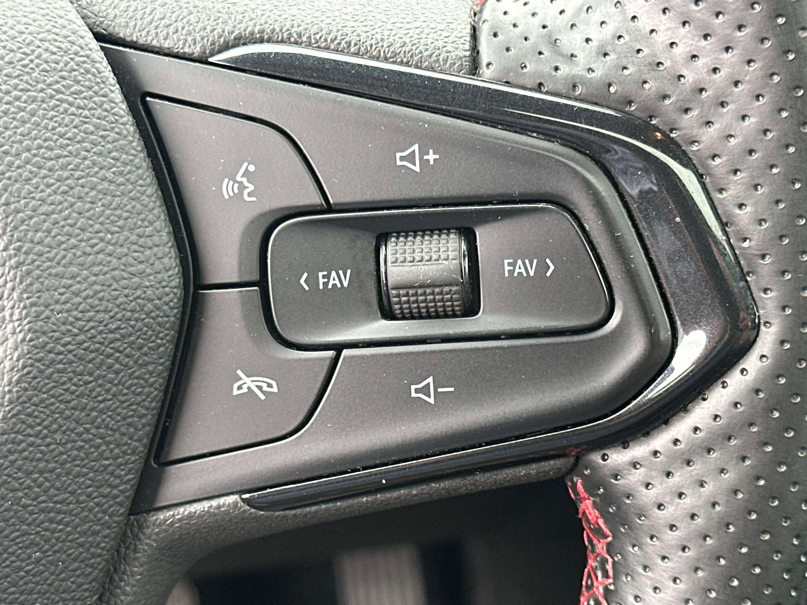 Certified 2024 Chevrolet Trax RS w/ Sunroof Package FWD image 21