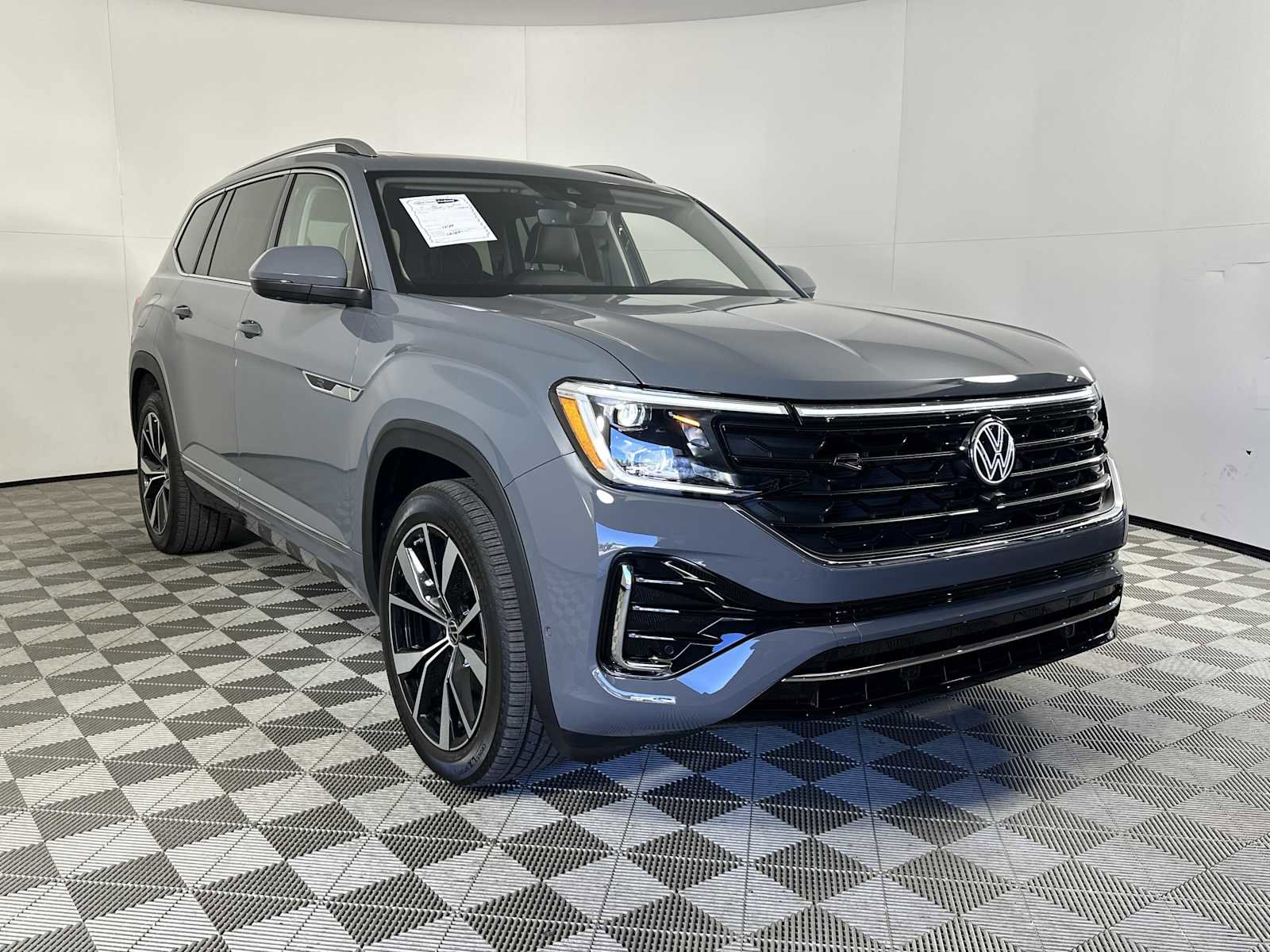 Used 2025 Volkswagen Atlas SEL Premium R-Line image 2