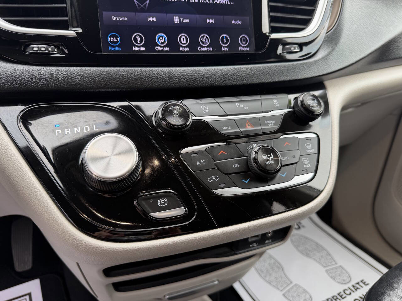 Used 2018 Chrysler Pacifica Touring-L w/ Tire & Wheel Group image 15