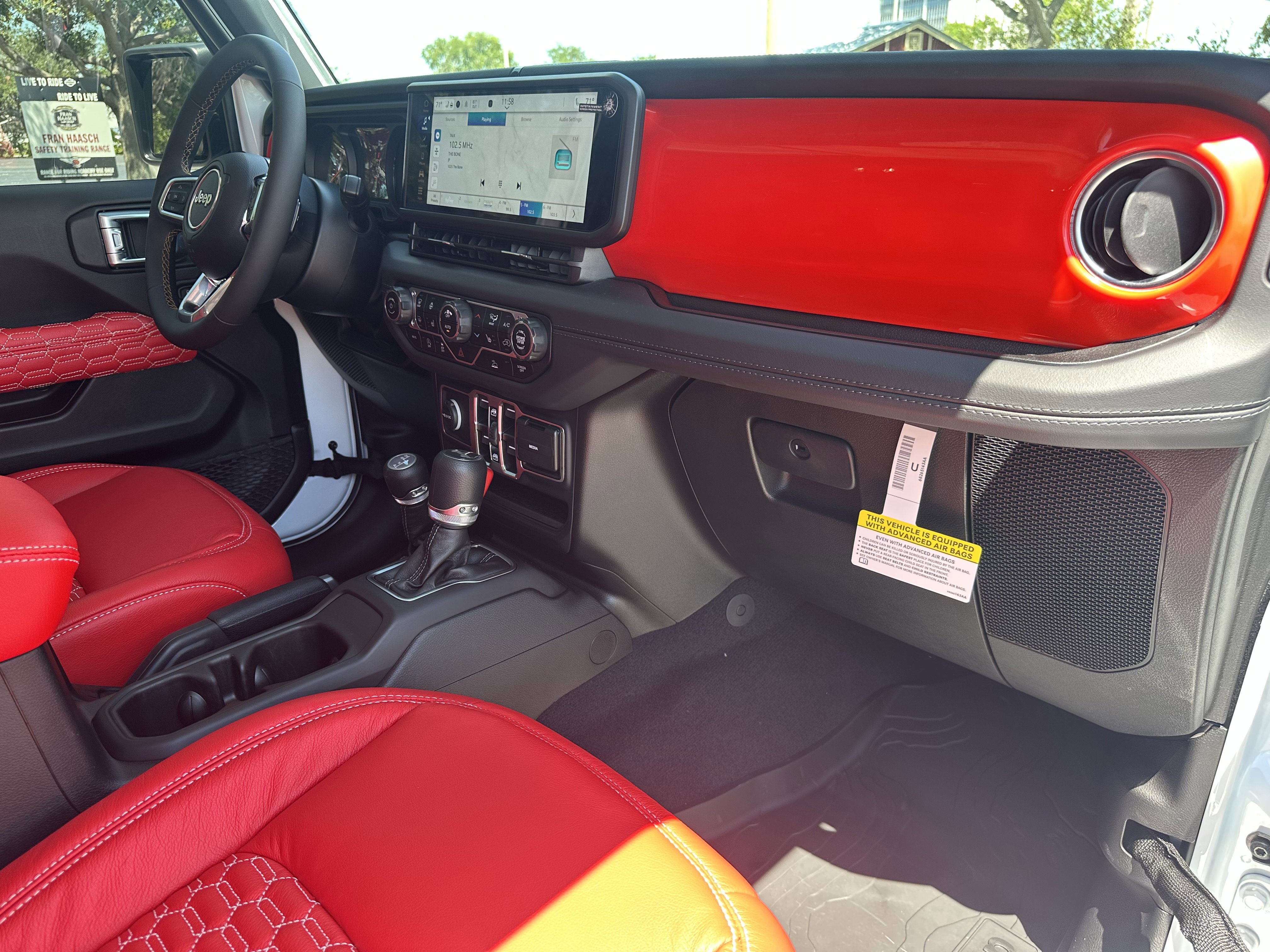 Used 2025 Jeep Wrangler Unlimited Sahara image 24