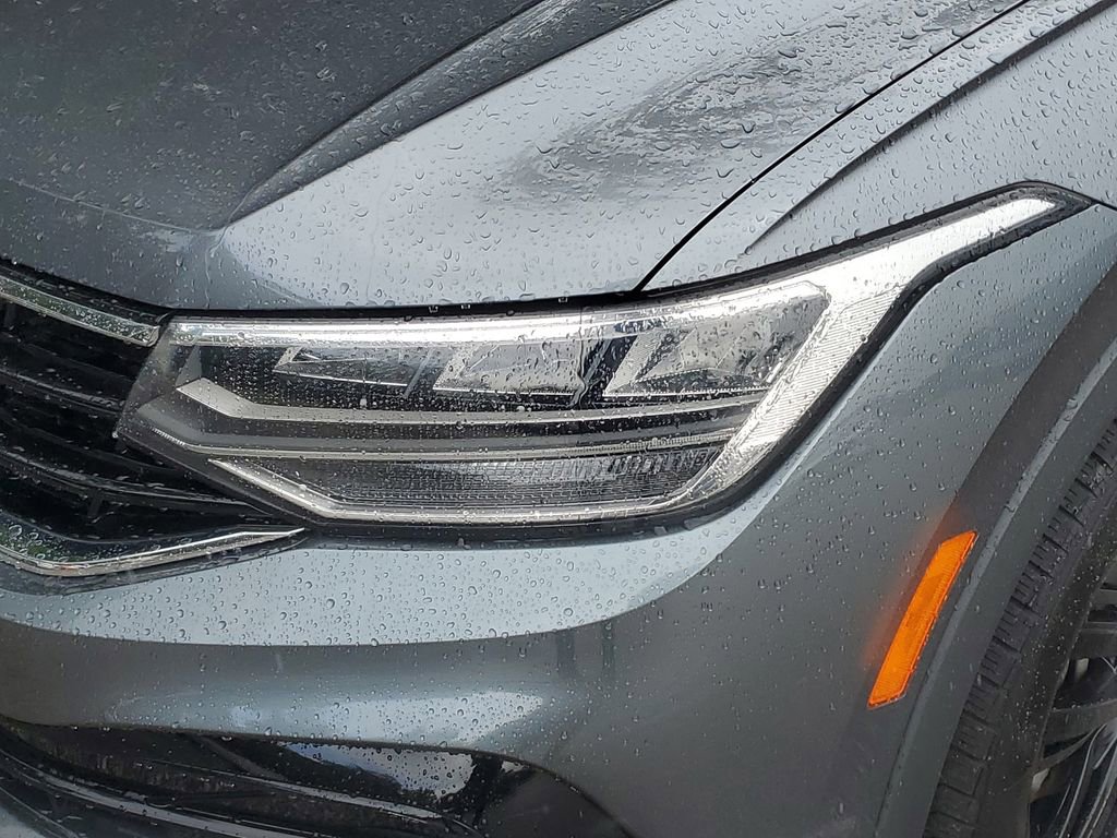 Used 2022 Volkswagen Tiguan SE R-Line image 6