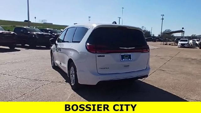 Used 2023 Chrysler Pacifica Touring-L image 8