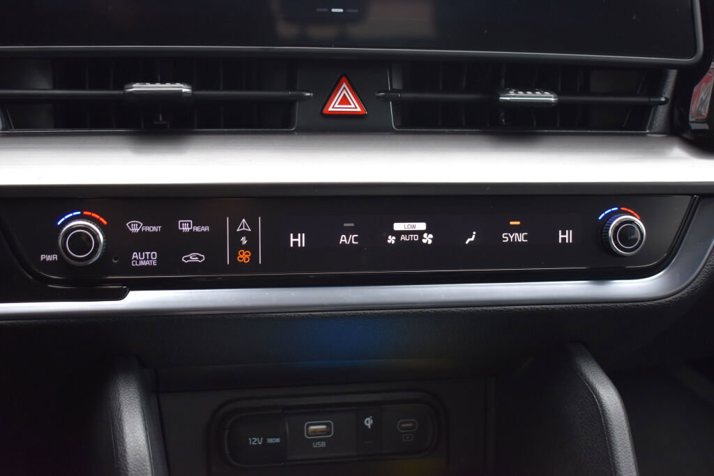 Used 2025 Kia Sportage EX image 12
