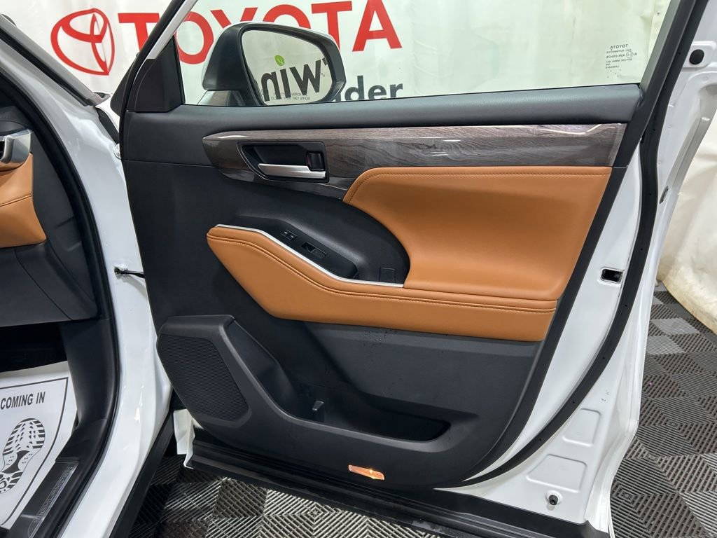 Used 2025 Toyota Highlander Platinum image 11