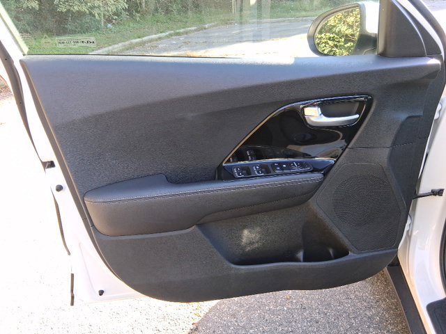 Used 2022 Kia Niro LXS FWD image 11