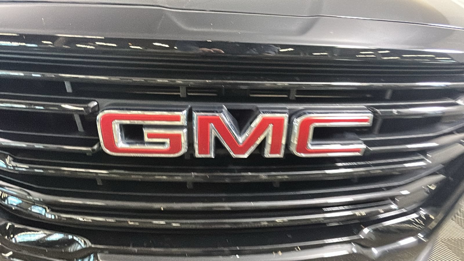 Used 2024 GMC Terrain SLT w/ Elevation Edition FWD image 10