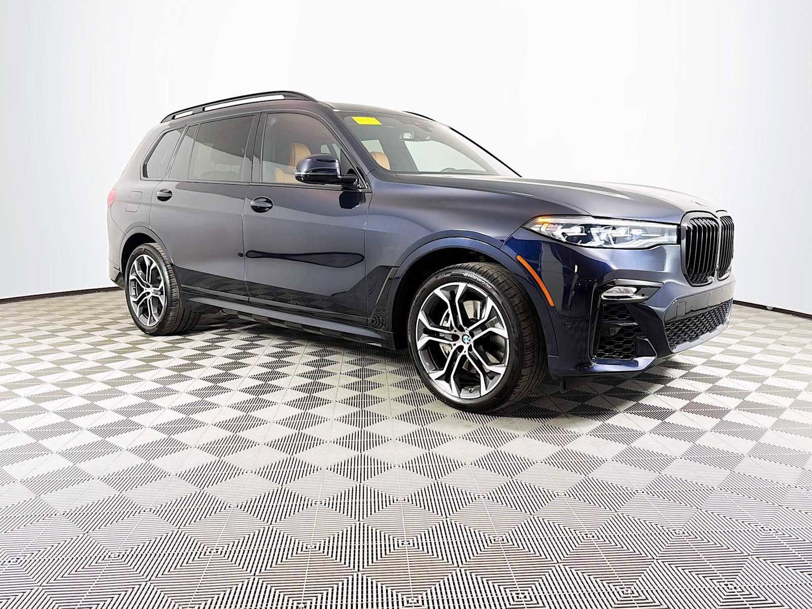 Used 2022 BMW X7 xDrive40i w/ M Sport Package AWD/4WD image 3