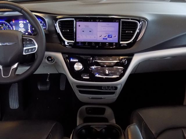 Used 2024 Chrysler Pacifica Touring-L image 13