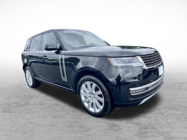 Used 2025 Land Rover Range Rover SE AWD/4WD image 3