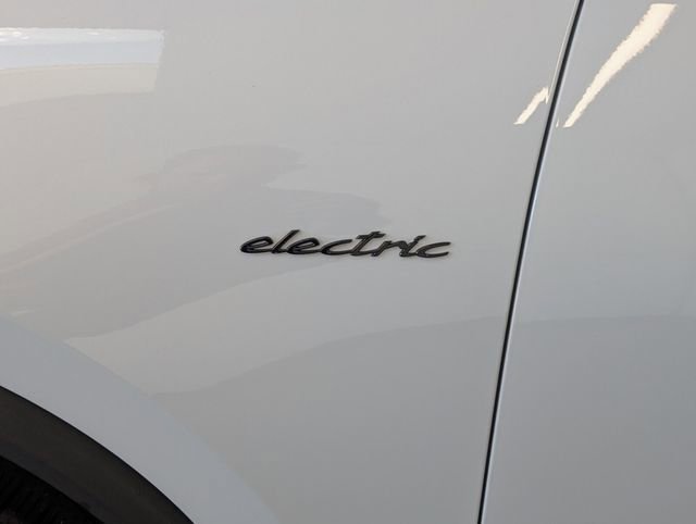 Used 2024 Porsche Macan 4 Electric image 5