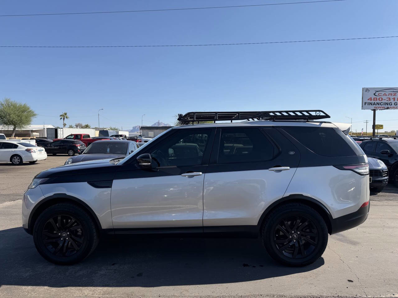 Used 2017 Land Rover Discovery SE image 4