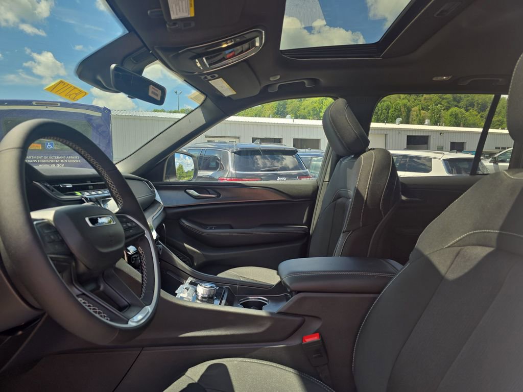 New 2025 Jeep Grand Cherokee Laredo X w/ Luxury Tech Group I image 11