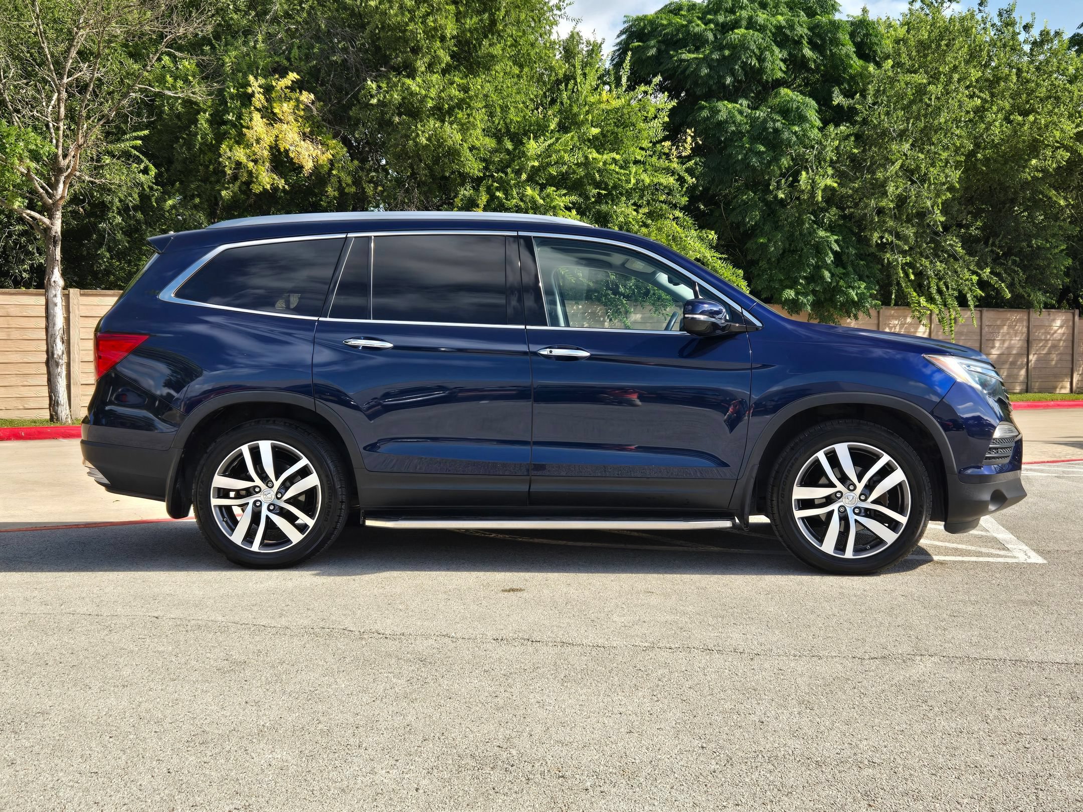 Used 2016 Honda Pilot Elite image 2