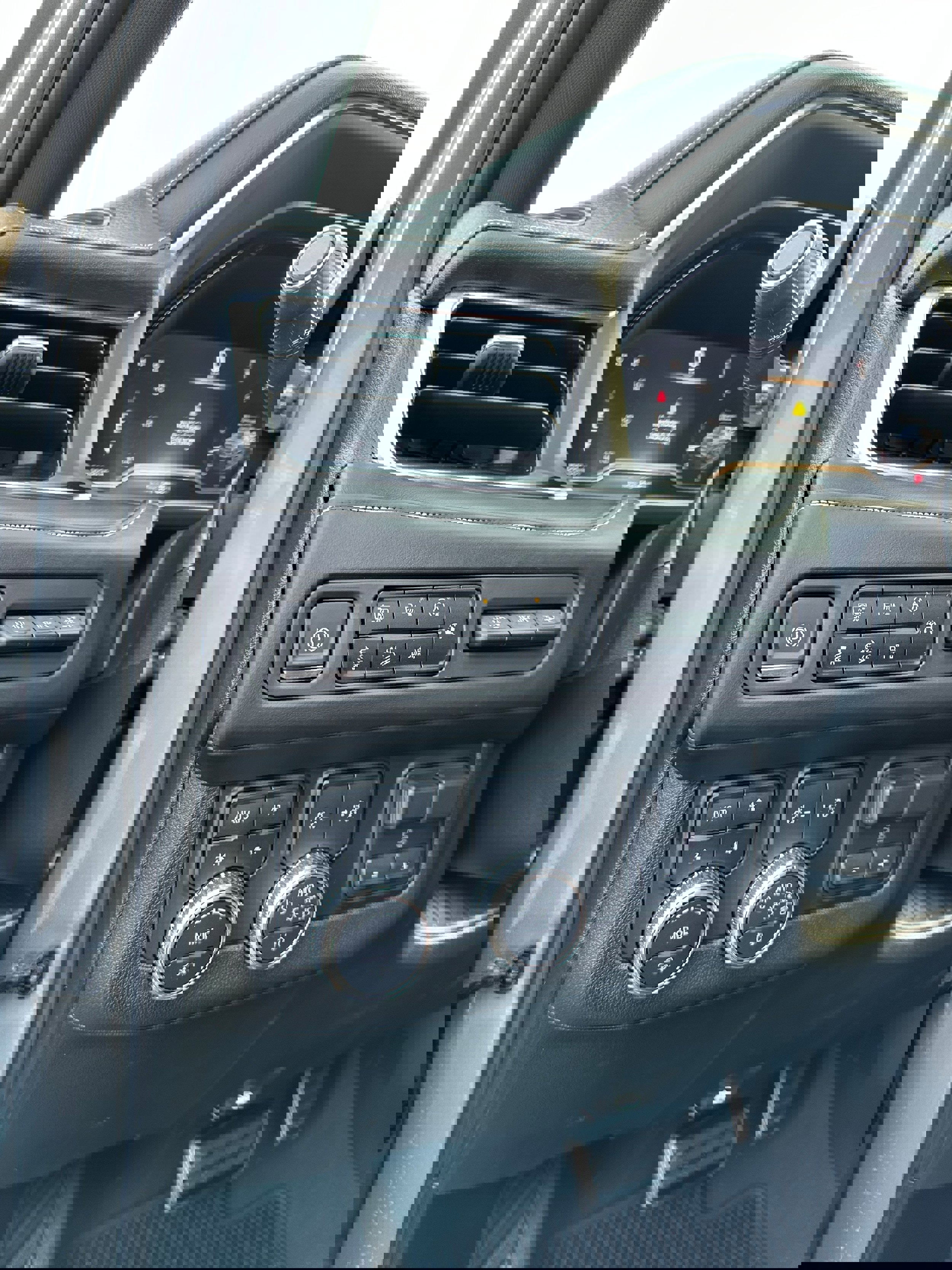 Used 2023 GMC Yukon XL Denali Ultimate AWD/4WD image 17