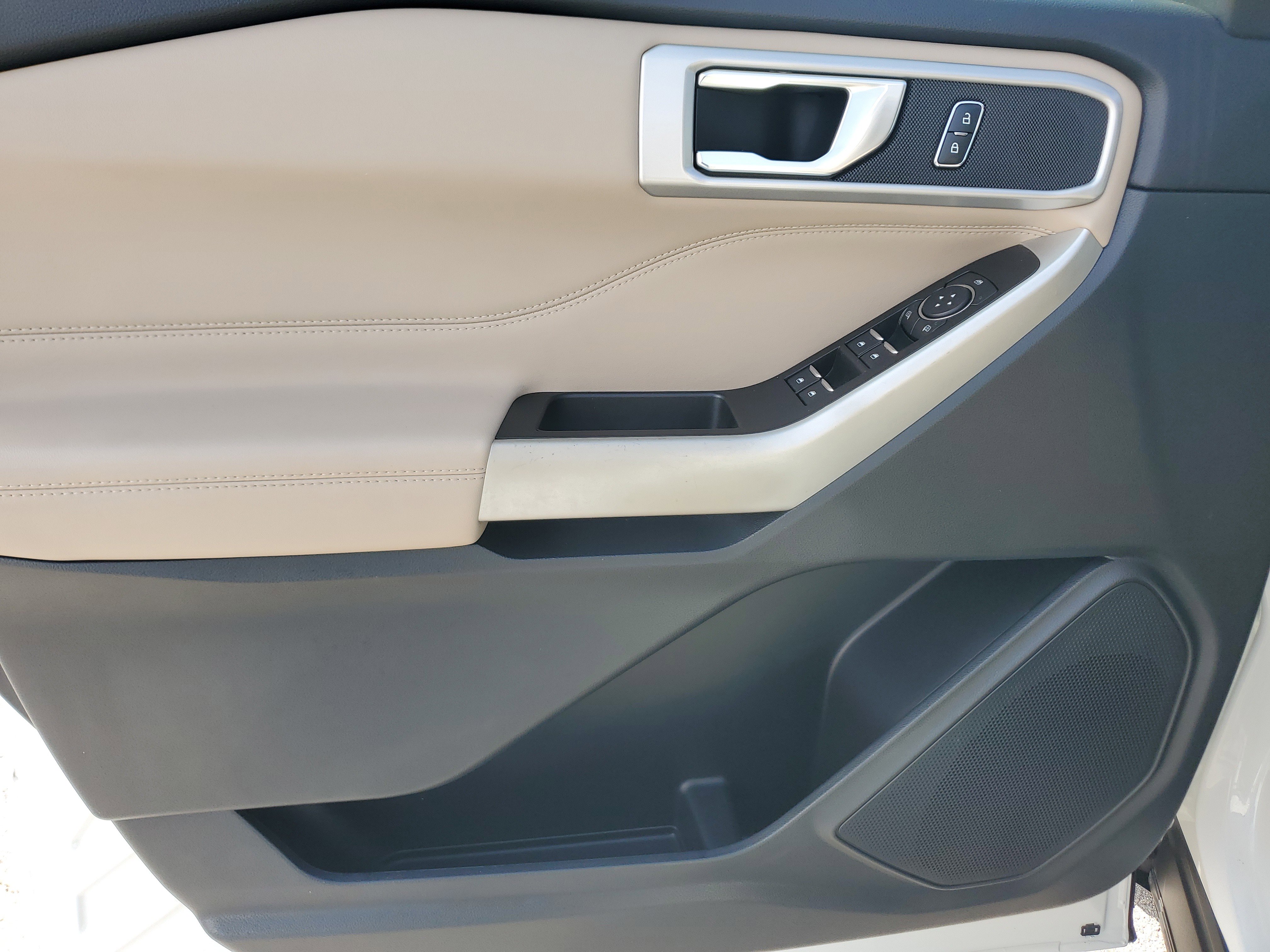 Used 2022 Ford Explorer XLT image 28