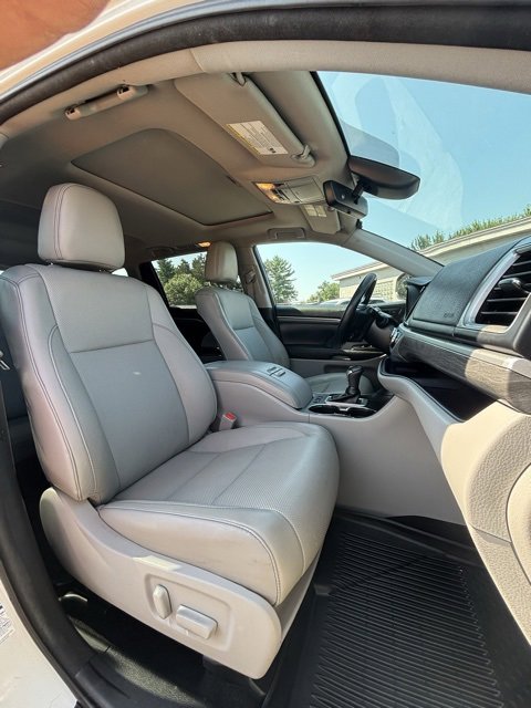 Used 2017 Toyota Highlander Limited image 14