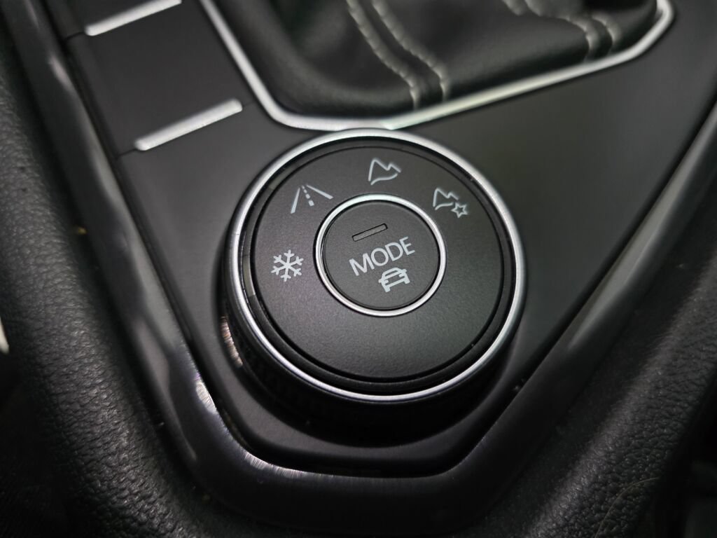 Used 2023 Volkswagen Tiguan SE R-Line AWD/4WD image 16