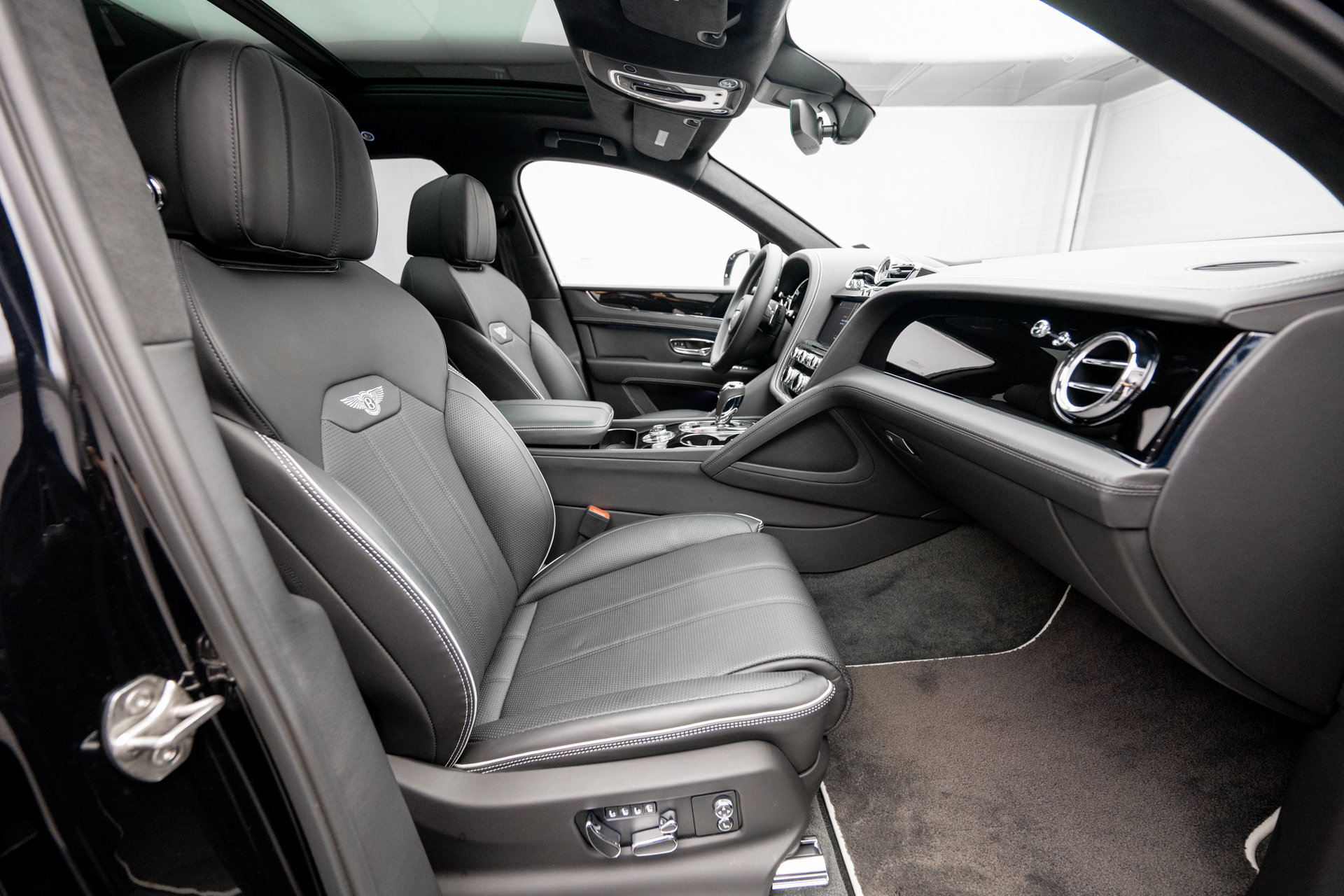 Certified 2022 Bentley Bentayga AWD/4WD image 2