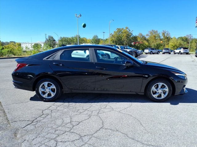 Used 2023 Hyundai Elantra SE FWD image 4