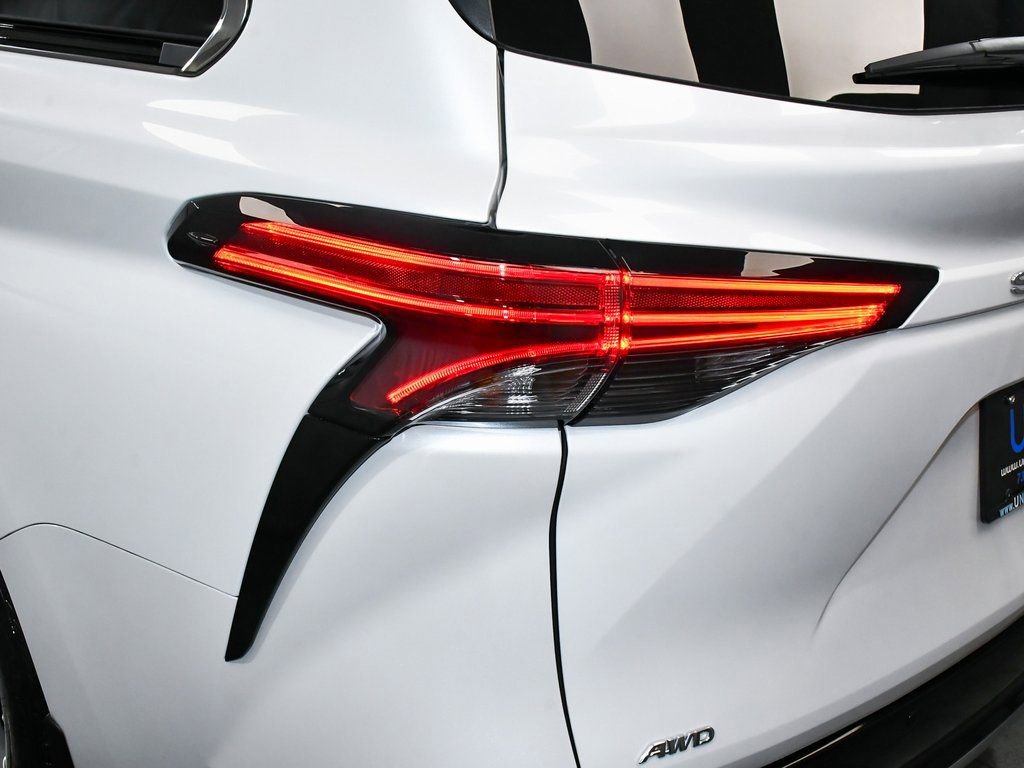 Used 2023 Toyota Sienna Limited image 85