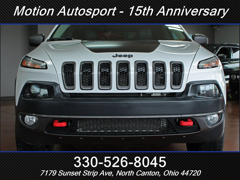Used 2017 Jeep Cherokee Trailhawk AWD/4WD image 3